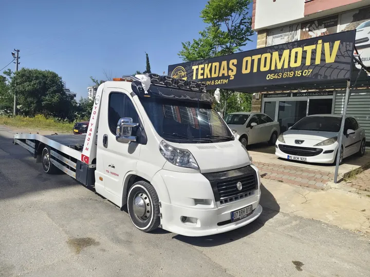Tekdaş Otomotiv önündeki Fiat oto kurtarıcı