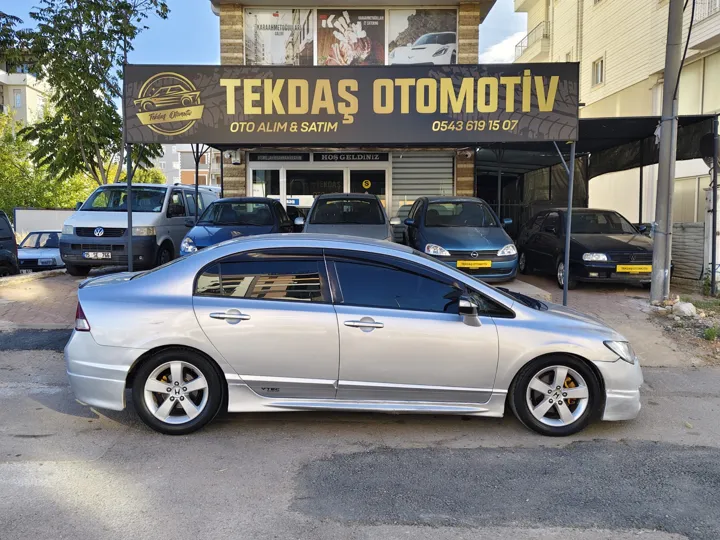 Gümüş Honda Civic, Tekdaş Otomotiv önünde