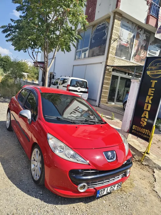 Galerideki kırmızı Peugeot hatchback