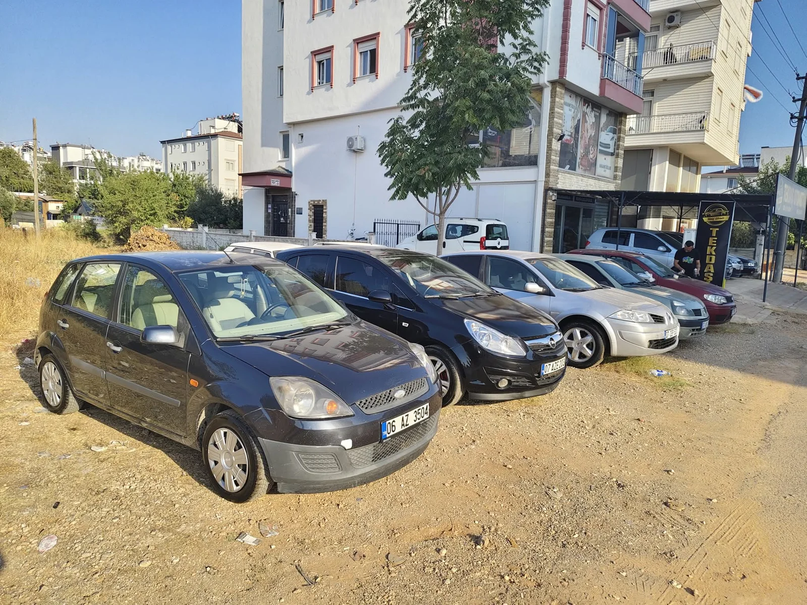 Tekdaş Otomotiv galerisi önünde sıralanan araçlar